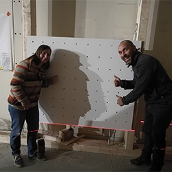 Pose du premier élément du mur !